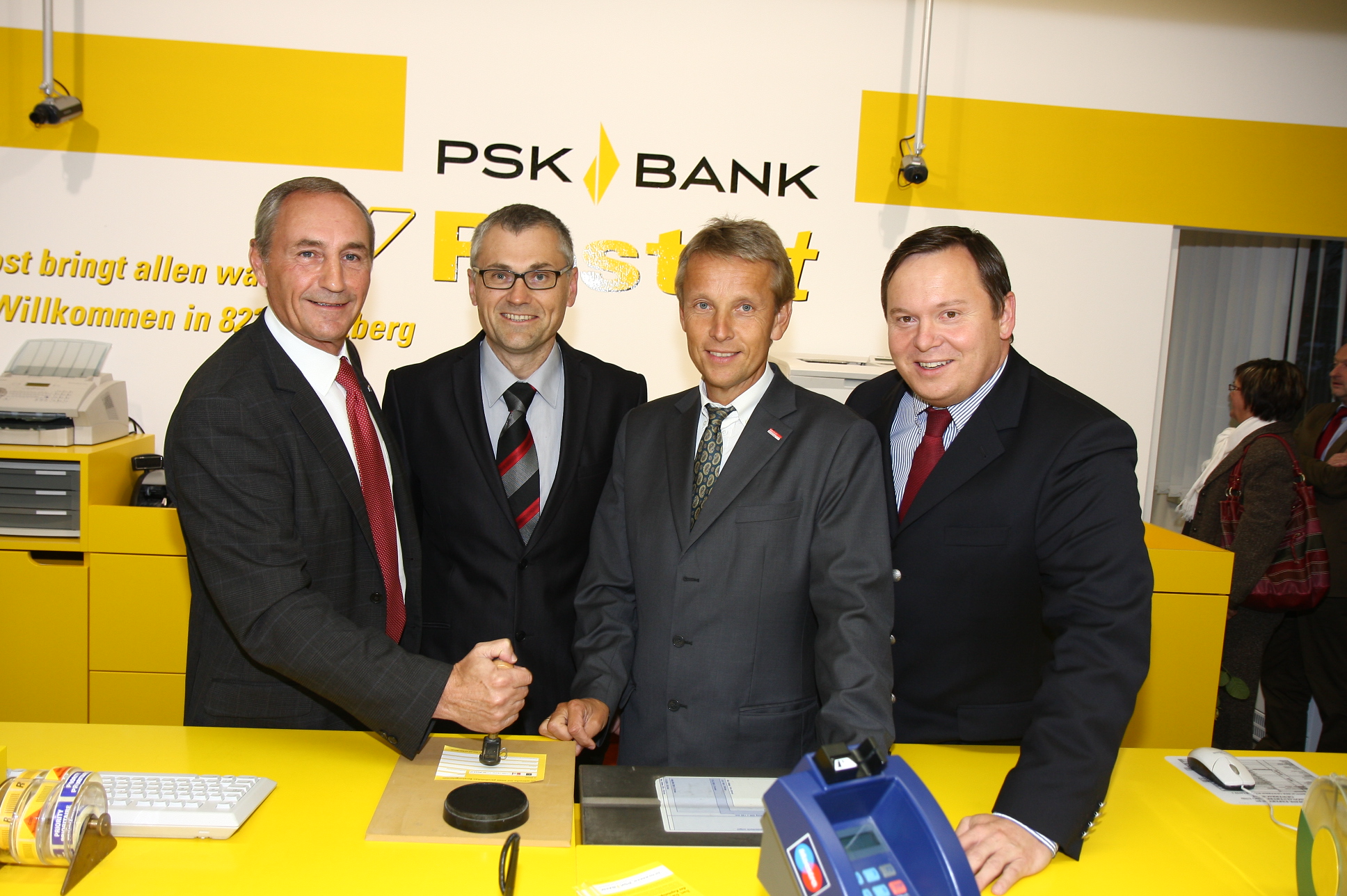 Mit Bürgermeister Karl Pack, Filialleiter Georg Thaller und Post-Vorstand Herbert Götz bei der Eröffnung der neuen Filiale in Hartberg (C) Büro StS