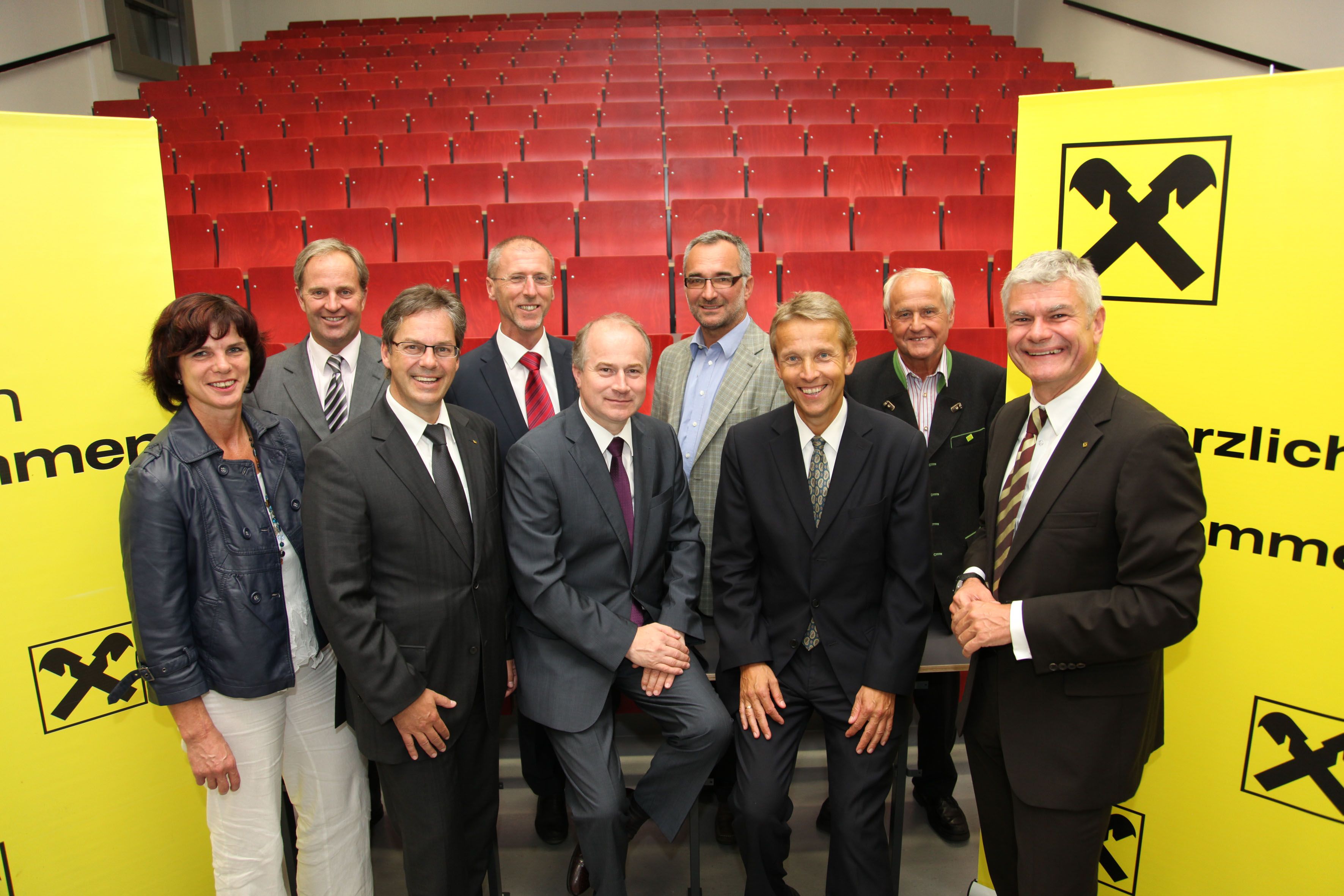 Auf dem Bild [von links nach rechts]: 1. Reihe VBgm. E. Lipp, Dir. G. Lackner (RB Leoben-Bruck), LR H. Seitinger, Dir. S. Trippl (RB Leoben-Bruck); 2. Reihe Präs. W. Thoma (RLB Steiermark), Dir. H. Herunter (Raiffeisenverband Steiermark), DI A.  Werner (Gösser Brauerei), K. Detschmann (Obmann Tourismusverband Hochsteiermark) (C) RB Leoben-Bruck  