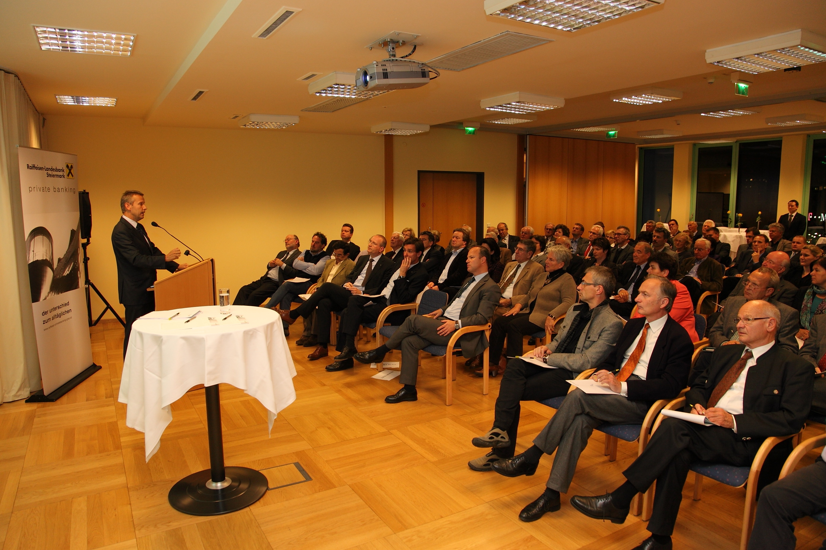 Rege Diskussionen im vollbesetzen Saal (C) RLB Steiermark