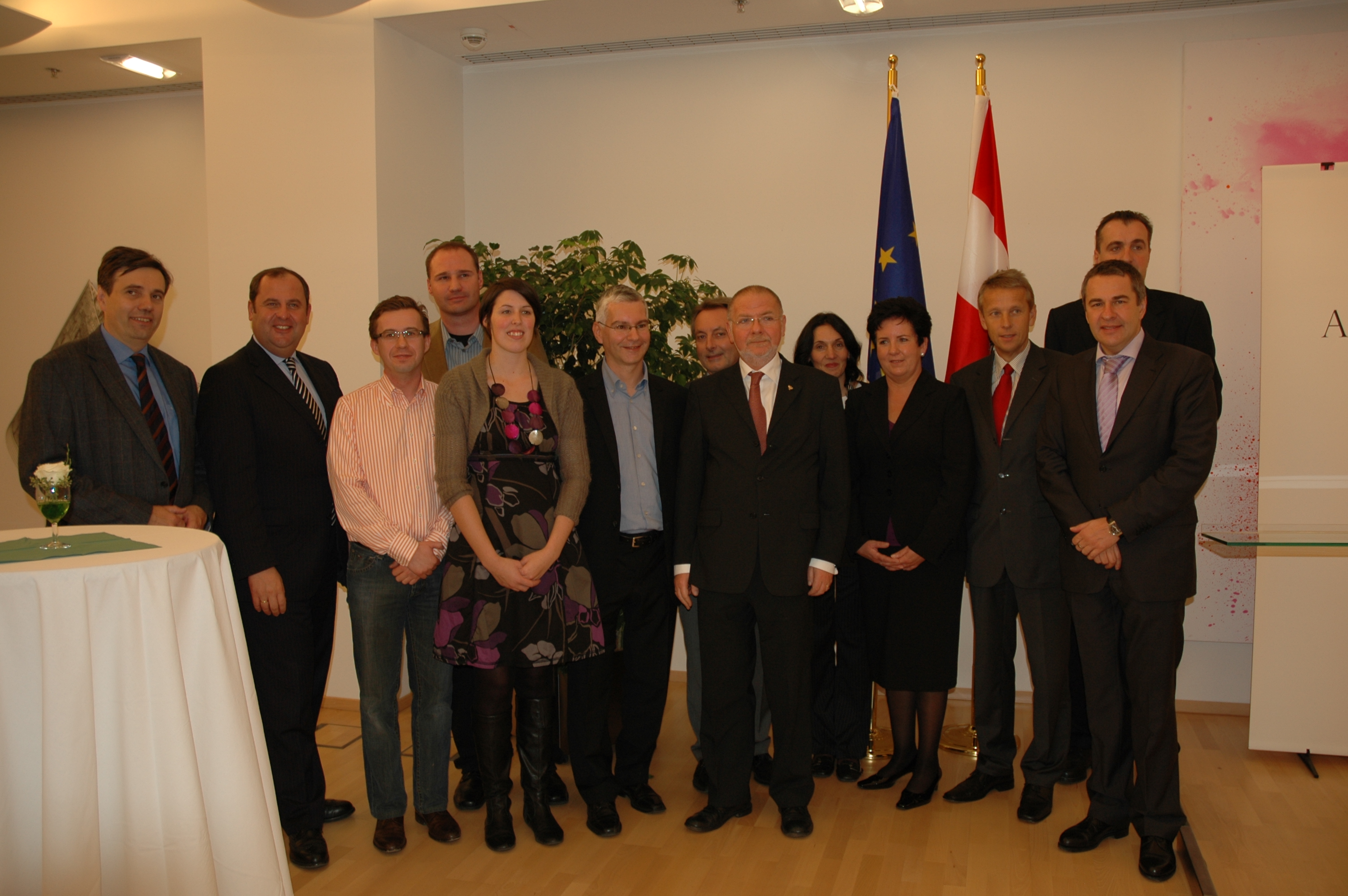 Mit Bundesminister Josef Pröll und dem FCG-Team im Finanzministerium (C) BMF/Wendl