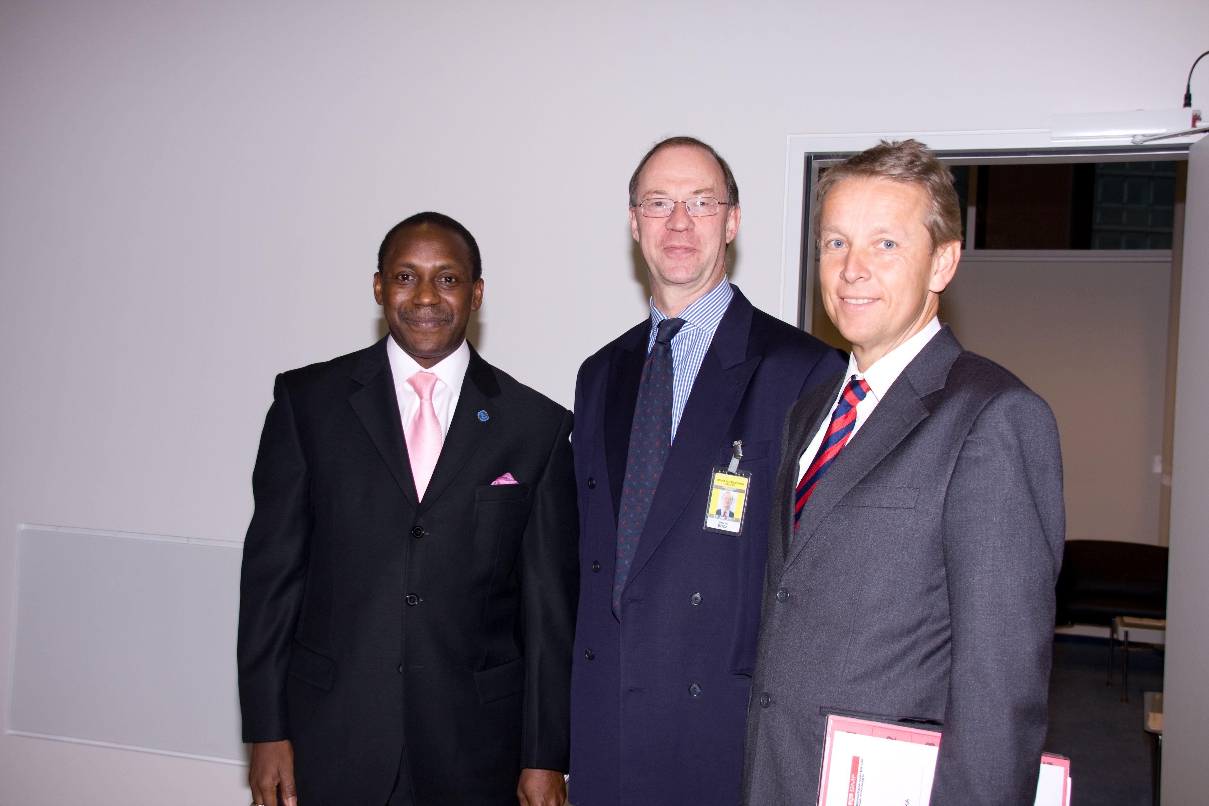 Mit UNIDO-Generaldirektor Kandeh Yumkella und Österreichs Vertreter Helmut Böck (C) UNIDO Mit UNIDO-Generaldirektor Kandeh Yumkella und Österreichs Vertreter Helmut Böck (C) UNIDO