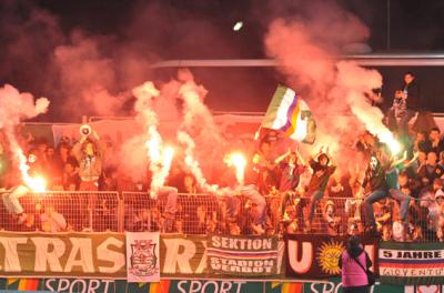 Für Aufregung sorgte ein "Kracher" eines Kapfenberger Fans der ein Auto beschädigte (C) GEPA pictures / Günter Flöck