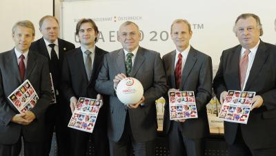 Mit Bundeskanzler Alfred Gusenbauer, Heinz Palme, Koordinator der Bundesregierung UEFA EURO 2008, Andreas Schaer, Gesamtprojektkoordinator der Schweizer öffentlichen Hand, Alfred Ludwig, Generalsekretär des ÖFB und Christian Schmölzer, Turnierdirektor der UEFA EURO 2008 in Österreich, bei der Präsentation des Endberichts (C) HBF / Pusch