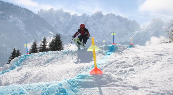 Die Skihelmpflicht für Kinder muss österreichweit geregelt werden. (C) Skischule Gosau