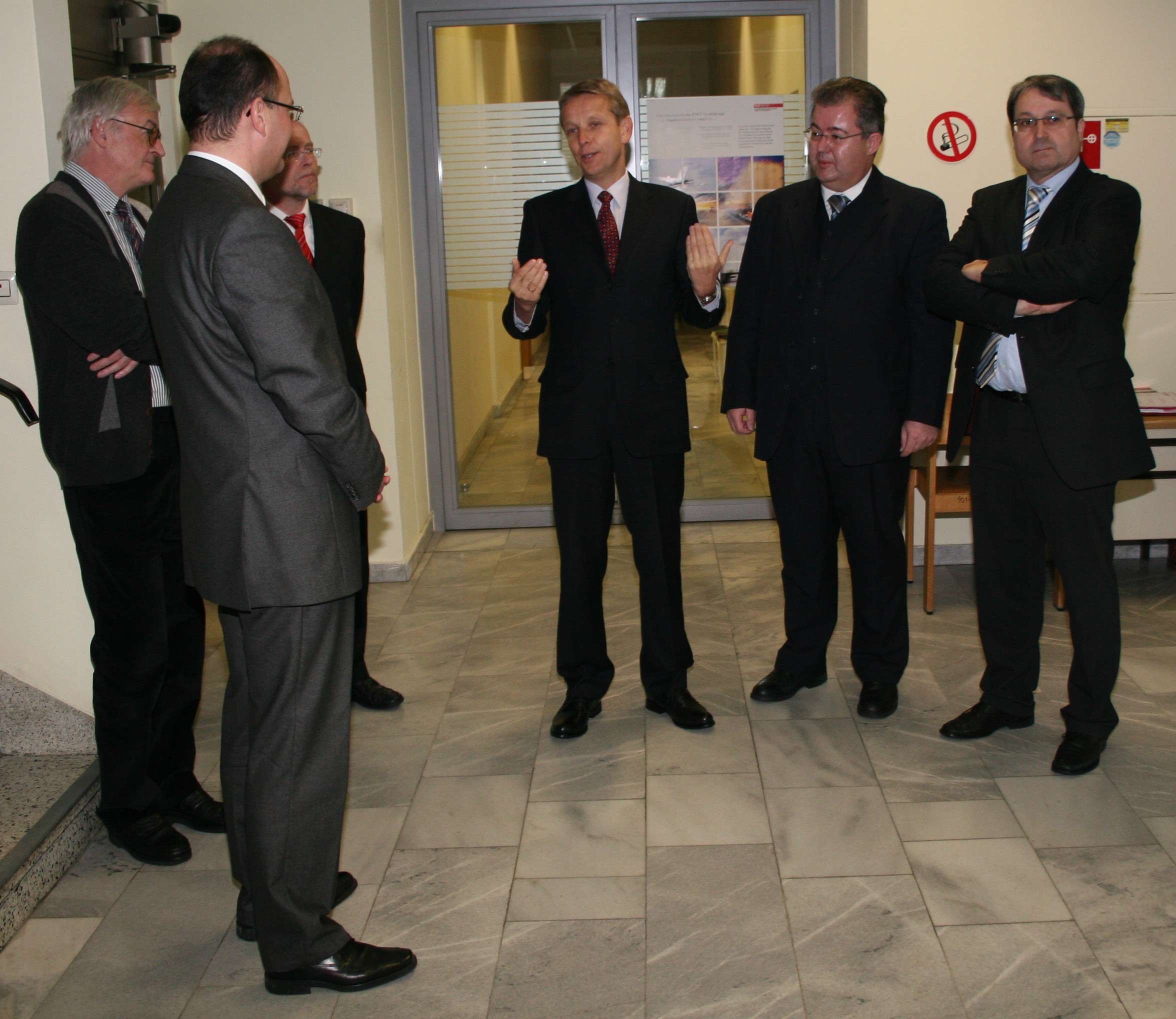 HStS Lopatka im "ausgezeichneten" Finanzamt Klagenfurt. Er wurde begrüßt von Dienststellenleiter Josef Wogrin (mit dem Rücken zur Kamera), Fachausschuss-Vorsitzenden Michael Gral (rechts) und dem Präsidenten der Finanzakademiker Österreichs, Walter Zemrosser (zweiter von rechts). (C) Finanzamt Klagenfurt