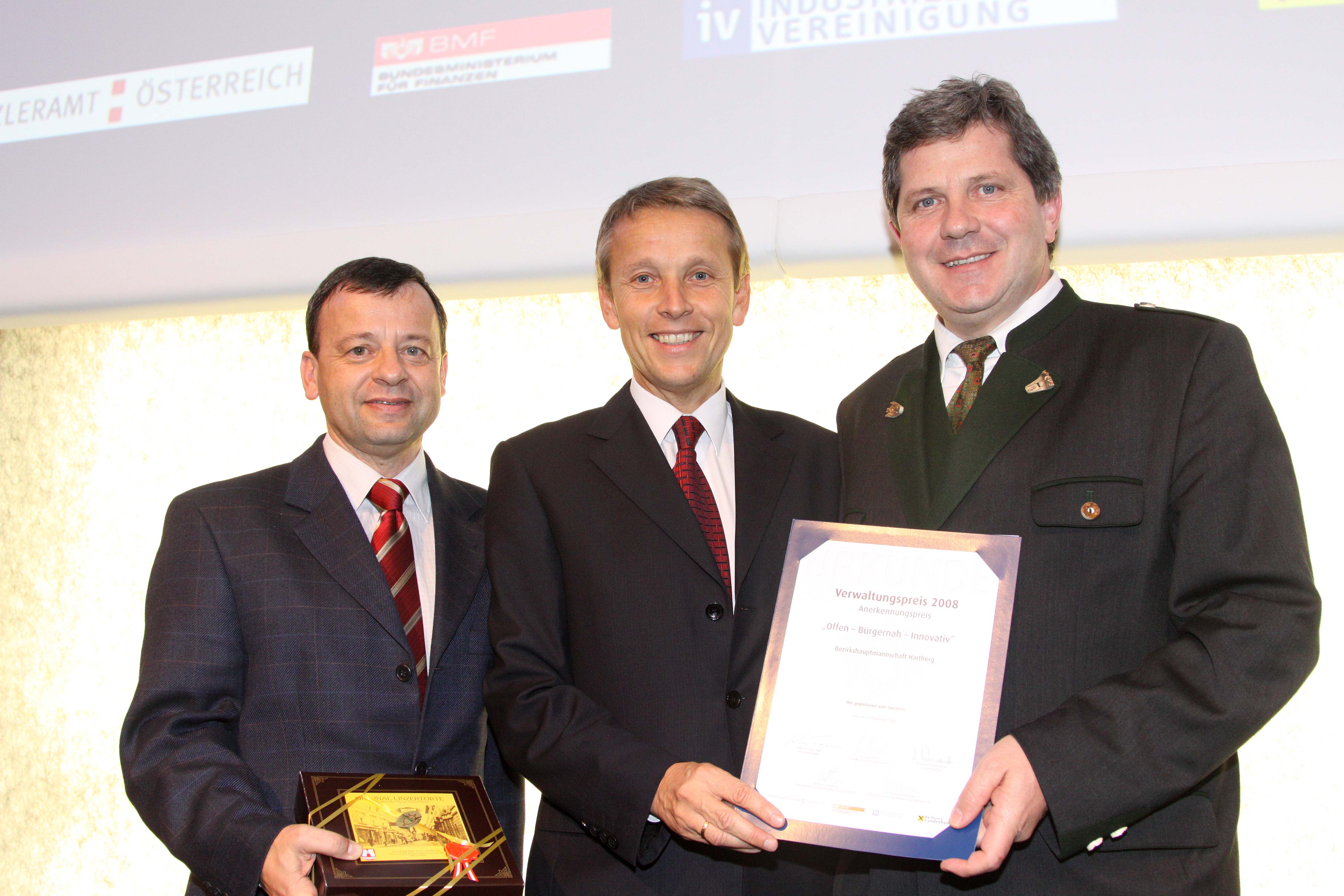 Bei der Überreichung des Verwlatungspreises an den Hartberger Bezirkshauptmann Max Wiesenhofer und Peter Rechberger (C) RLB OÖ