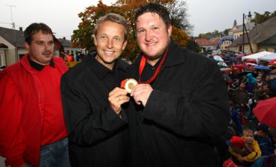 René Boyer, der Obmann des "1. Matthias Steiner Fanclubs", hat dem Olympiasieger wirklich einen würdigen Empfang bereitet (C) GEPA pictures / Walter Luger