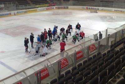 Beim Eishockeytraining der "Haie" konnte ich mich selbst davon überzeugen dass so ein Training auch für die Zuschauer unglaublich spannend ist und es von den Athleten vollen Krafteinsatz verlangt (C) StS Sport