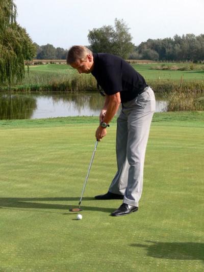 Im Rahmen der Besichtigung des Golfclub Donau wurde auch ich aufgefordert, den flächenmäßig größten Golfplatz Österreichs selbst zu testen (C) ÖVP