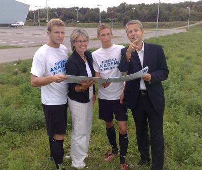 Mit Landesrätin Petra Bohuslav und Schülern der Fußball Akademie St. Pölten besichtigte ich den Standort an dem das neue Ballsportzentrum St. Pölten gebaut werden soll (C) StS Sport