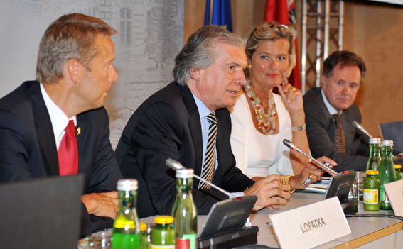 Während der 3-tägigen Botschafterkonferenz mit Aussenministerin Ursula Plassnik wurden die kreativsten Projekte zur EURO 2008 und zum gezielten Österreich-Marketing prämiert (C) HOPI MEDIA / Ingrid Sontacchi