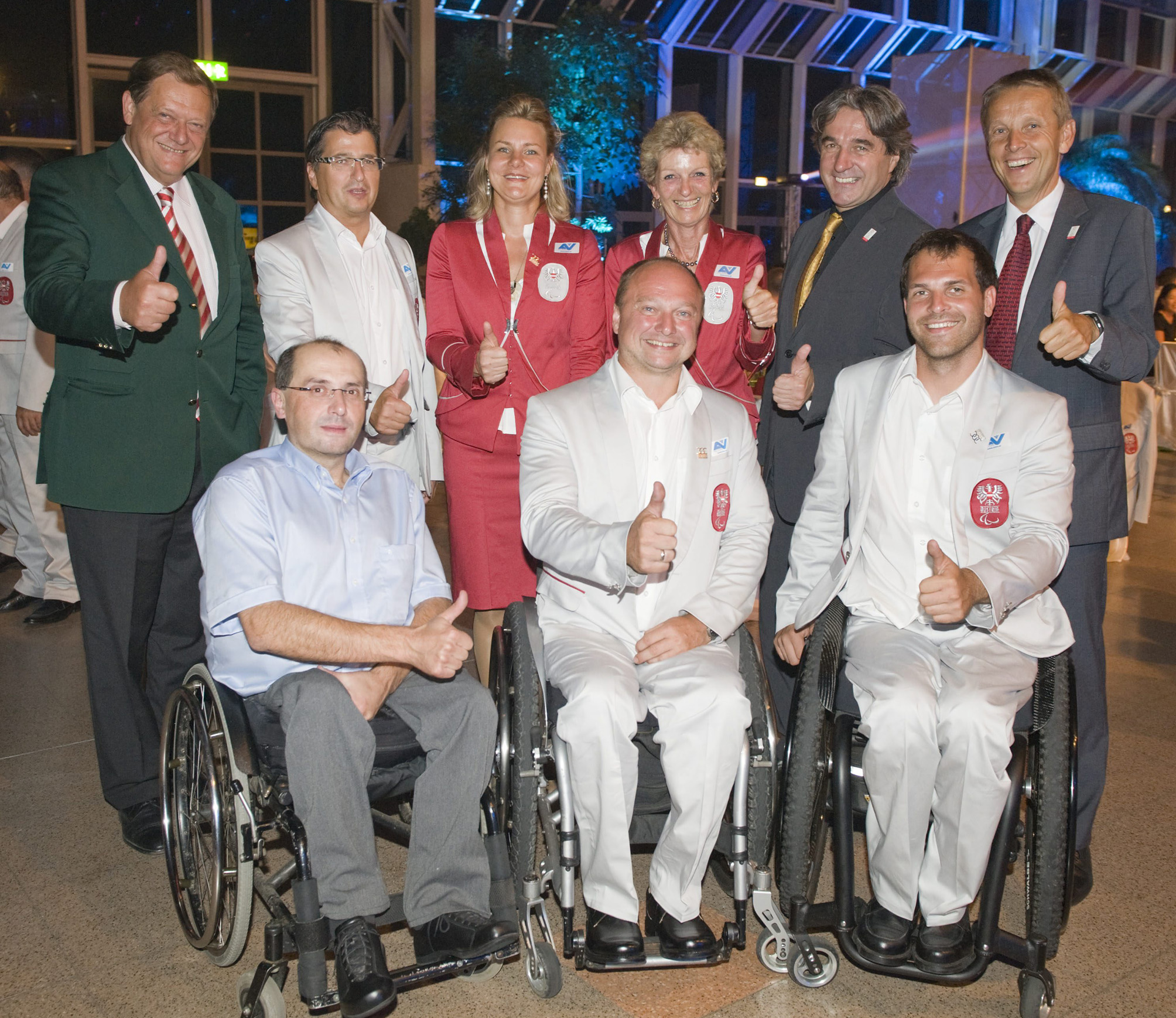 Bei der Verabschiedung des ÖPC-Teams mit ÖTV-Präsident Ernst Wolner, ÖPC-Präsident Peter Wittmann, ÖPC-Generalsekretärin Petra Huber, Bundesminister Erwin Buchinger sowie ÖPC-TrainerInnen und -AthletInnen (C) Franz Baldauf / ÖPC