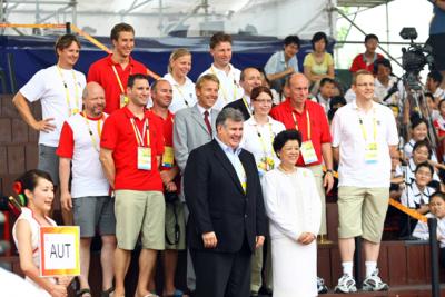 Anläßlich der offiziellen Flaggenzeremonie bekam ÖOC-Delegationsleiter Heinz Jungwirth ein Wilkommensgeschenk der Bürgermeisterin des olympischen Dorfes, Chen Zhili (C) GEPA pictures / Intime