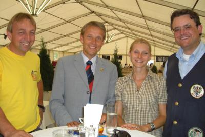 Veranstalter Josef Hahnenkamp, EM Jagdparcours-Organisatorin Verena Stuphan und ASF-Präsident Mag. Erwin Falkner freuten sich mit mir über die gelungene Ausrichtung der EM in Leobersdorf (C) ASF / Manfred Baric