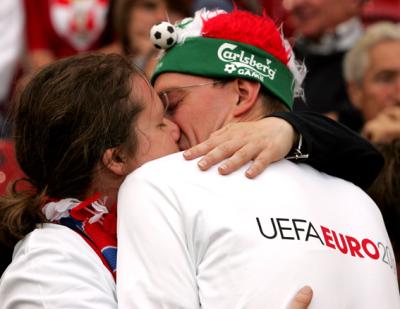 "Fußball verbindet" auch die Fans, ein einmaliges und vor allem friedliches Fußballfest (C) GEPA pictures / Hans Simonlehner