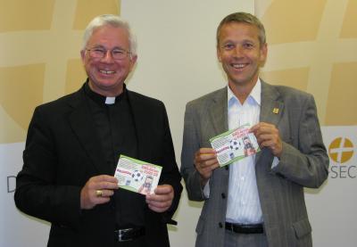Mit Sportbischof Franz Lackner bei der Präsentation des SMS-Projekts der Kriche anläßlich der EURO 2008 (C) Amschl