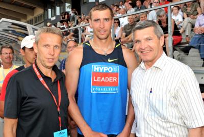 Der Sieger des Mehrkampf-Meetings Götzis 2008: Dimitriy Karpov (Kasachstan) am Bild mit Sportstaatssekretär Reinhold Lopatka und Sportlandesrat Mag. Siegmund Stemer (C) EPA pictures / Oliver Lerch