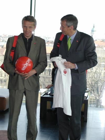 Bundesminister Martin Bartenstein und Staatssektretär Reinhold Lopatka sind "Botschafter der Leidenschaft" für die UEFA EURO 2008. "Wer das Mögliche schaffen will, muss zuerst das Unmögliche denken. Mit drei Heimspielen am Beginn ist alles möglich." - lautet die Botschaft des Sportstaatssekretärs (C) BMWA/Hoyer