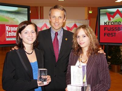 Mit den Fußballerinnen des Jahres 2006 Daniela Auer und Tanja Barthofer (C) StS Sport