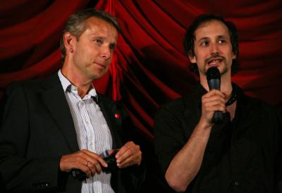 Sportstaatsekretär Reinhold Lopatka mit Moderator Michael Ostrowski: "90 min dauert ein Fußballspiel, 90 min fliegt man von Wien nach Zürich, 90 min schmort ein mittlerer Braten, 90 min dauert eine zweistündige Vorlesung an der Uni, 90 min dauert diese Kurzfilmrolle!" (C) Severin Dostal