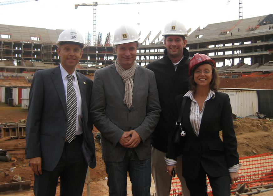 Österreichische Firmen beim Bau des 94.000 Besucher-Stadions "Soccer City", Sportstaatssekretär Dr. Reinhold Lopatka am Bild mit Mag. Wolfgang Rieder (Geschäftsführer Fa. Rieder), Mag. Martin Meischl (stv. Handelsdelegierter Südafrika) und Mag. Aloisia Wörgetter (Gesandte Botschaft Pretoria) (C) Österreichische Außenhandelsstelle