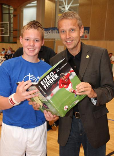 Kapitän und Torschützenkönig (11 Tore) Patrick Glatz aus Grafendorf übernahm das "EURO Fieber"-Buch (C) StS Sport