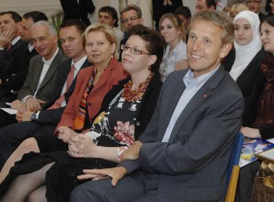 Bei der Preisverleihung mit Caritasdirektor Dr. Michael Landau, Obmann des Vereines zur Integration durch Sport Harald Himmer, Präsidentin der WKÖ Wien Brigitte Jank und Staatssekretärin im Bundesministerium für Wirtschaft und Arbeit Christine Marek (C) HBF / Pusch