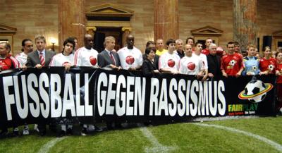 Sportstaatssekretär Reinhold Lopatka, 2. Nationalratspräsident Dr. Michael Spindelegger und Nationalratspräsidentin Barbara Prammer bei der Eröffnung des Anti-Rassismus-Event "Fußball verbindet! – Fußball. Versteht sich!" im Parlament (C) GEPA pictures / Reinhard Müller