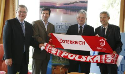 Nach der Pressekonferenz mit dem Bürgermeister von Bad Waltersdorf Josef Hauptmann, Der Steirerhof Hotelchef Werner Unterweger und dem polnischen Sportminister Mirosław Drzewiecki (C) HBF / Andreas Wenzel