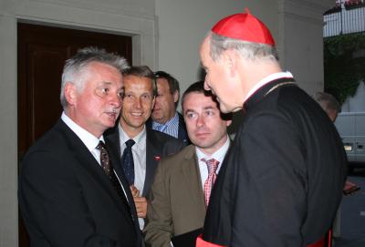 Am Abend besuchten der polnische Sportminister und Sportstaatssekretär Reinhold Lopatka noch die Vesper anläßlich der EURO 08 die vom Wiener Erzbischof, Kardinal Christoph Schönborn abgehalten wurde (C) StS Sport Am Abend besuchten der polnische Sportminister und Sportstaatssekretär Reinhold Lopatka noch die Vesper anläßlich der EURO 08 die vom Wiener Erzbischof, Kardinal Christoph Schönborn abgehalten wurde (C) StS Sport
