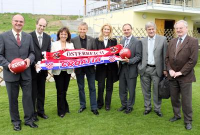 Die kroatische Sportstaatssekretärin Zrinka Kovacevic und ihr österrreichischer Amtskollege besuchen gemeinsam das Teamcamp der krotischen Nationalmannschaft in Bad Tatzmannsdorf während der Fußball-Europameisterschaft. im Bild von links: Bürgermeister Ernst Karner, AVITA-Hoteldirektor Andreas Lonyai, Landesrätin Michaela Resetar, Reinhold Lopatka, kroatische Sportstaatssekretärin Zrinka Kovacevic, LH-Stv. Franz Steindl, kroat. Sportamtsdirektor Zeljko Klaric, Tourismusdirektor Dietmar Lindau (C) StS Sport