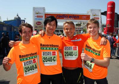 Nach der Marathon-Staffel mit seinen Söhnen und Hannes Riedenbauer beim diesjährigen Vienna City Marathon 2008 (C) Kronen Zeitung / Sportredaktion