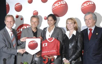 Bei der Pressekonferenz mit "2008 - Österreich am Ball"-Geschäftsführer Heinz Palme, OK-Chefin der Frauen-Fußball-WM 2011 Steffi Jones, Frauenministerin Doris Bures und ÖFB-Präsident DI Friedrich Stickler (C) HBF / Pusch