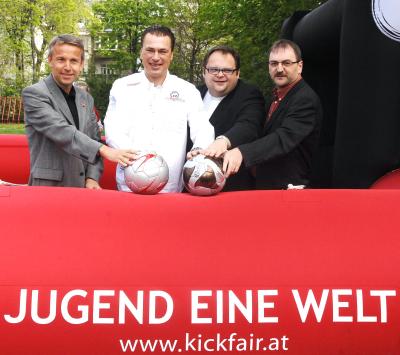 Vorstellung des Entwicklungshilfe-Projekts "Fußball für Straßenkinder" eine Initiative von "Jugend Eine Welt" mit den Unterstützern der 1. Stunde (C) HBF / Pusch