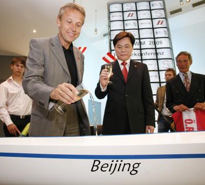 Bootstaufe auf den Namen "Beijing" mit dem chinesischen Botschafter Ken WU (C) HBF / Andreas Wenzel