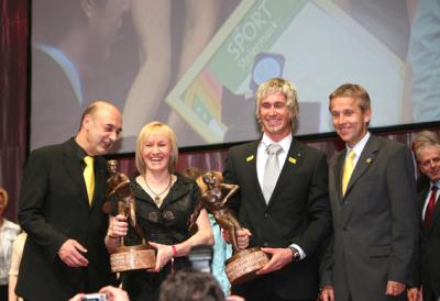 Die Sportler des Jahres 2007: Renate Götschl und Gernot Schwab bei der Übernahme des Preises von Sportlandesrat Manfred Wegscheider und Sportstaatssekretär Reinhold Lopatka (C) GEPA pictures / Hans Oberländer