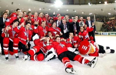 Das österreichische Eishockey-Nationalteam bei der Siegerehrung, jubelnd nach dem Triumph über Polen, in Innsbruck (C) GEPA pictures / Andreas Pranter