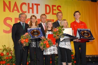 ÖFB-Präsident Dipl.-Ing. Friedrich Stickler, Landeshauptmann Hans Niessl und die Gewinner der Wolfgang-Mesko-Talentetrophy: Lena Hess, Victoria Schindler, Tina Wilfinger und Walter Rasi Bajons (C) Sportpool Burgenland / Viktor Fertsak