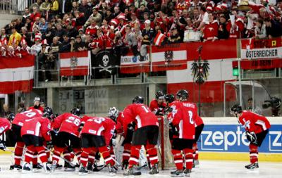 Das österreichische Nationalteam mit Darcy Werenka, Dieter Kalt, Bernd Brückler, Roland Kaspitz und den Fans bei der Eiskockey B-WM in Innsbruck (C) GEPA pictures / Andreas Pranter