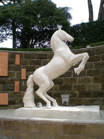 Barberi verbindet Fußball und Lipizzaner, eines der österreichischen Symbole schlechthin, mit einem ironischen Augenzwinkern (C) Österreichisches Kulturforum