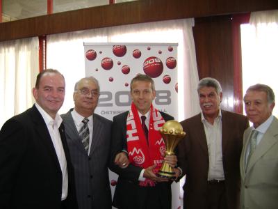 Herbert Prohaska, Samir Zaher, Präsident des Ägyptischen Fußballverbandes, Reinhold Lopatka, Hassan Shehata, Ägyptischer Nationaltrainer und Al Ahly Kairo-Präsident Hassan Hamdy präsentieren den Pokal (C) StS Sport