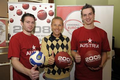 Handballer sind EURO-Botschafter: Sportstaatssekretär Lopatka ist mit den Nationalteamspielern Björn Tyrner und Markus Kolar am Ball. (C) HAGENpress