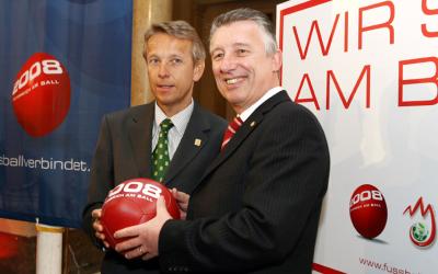 GANZ Österreich am Ball mit dem österreichischen Gemeindebund-Präsident Helmut Mödlhammer (C) GEPA pictures / Philipp Schalber