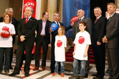 Fototermin GANZ Österreich am Ball mit ÖFB-Präsident Friedrich Stickler, Österreich am Ball Vize-Präsident Beppo Mauhart, Botschafter der Leidenschaft Herbert Prohaska, Bundespräsident Heinz Fischer, Bundeskanzler Alfred Gusenbauer und Gemeindebundpräsident Helmut Mödlhammer (C) GEPA pictures / Philipp Schalber