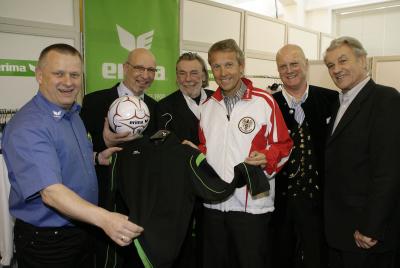 V.l.n.r.: Willy Grims (Geschäftsführer ERIMA Österreich); Wolfram Mannherz (Inhaber ERIMA GmbH); Kommerzialrat Diplomkaufmann Ernst Aichinger (Vorstand in der Wirtschaftskammer); Sportstaatssekretär Dr. Reinhold Lopatka; Kommerzialrat Dieter Kepplinger; Kommerzialrat Walter Schwarzinger (Präsident VSSÖ) (C) ÖSFA