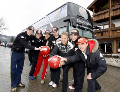 Gemeinsam mit ÖSV-Sportdirektor Sprunglauf und Kombination Toni Innauer, Sprung-Cheftrainer Alex Pointner und den ÖSV-Springern Thomas Morgenstern, Gregor Schlierenzauer, Andreas Kofler, Martin Koch und Arthur Pauli bilanzierte Sportstaatssekretär Lopatka über die "Nightliner"-Tour (C) GEPA pictures / Oskar Hoeher