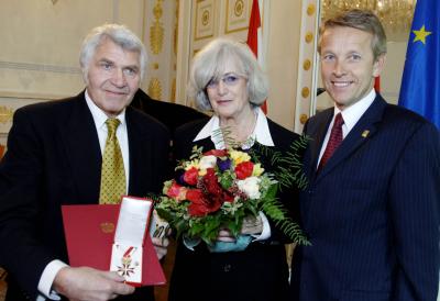 Dr. Sigmund Bergmann mit Gattin Ingeborg bei der Verleihung des Goldenen Ehrenzeichens für Verdienste um die Republik Österreich (C) HBF/ Livio Srodic