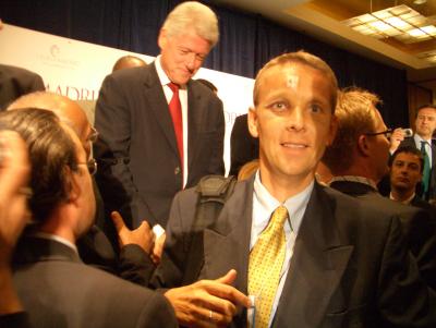 Beim Wahlparteitag der Demokraten 2004 mit Ex-US-Präsident Bill Clinton (C) StS Sport