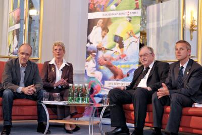 Am Podium mit Toni Innauer, Trixi Schuba und Prof. Dr. Werner Franke (C) HBF / Livio Srodic