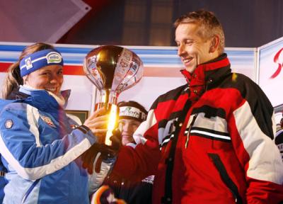 Bei der Siegerehrung in Lienz am Abend mit der strahlenden Siegerin Denise Karbon (C) GEPA pictures - Oskar Höher